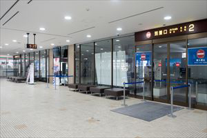 1.租車櫃台位於在出關口1與2的正面。