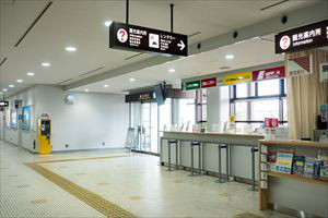 2.在租車櫃台報到後，從旁邊的出口走到外面。