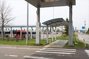 5.穿越斑馬線後的停車場即是接駁車上車處。