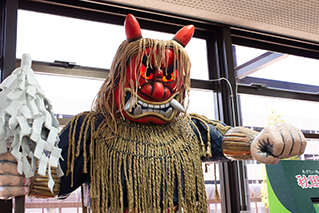 秋田空港内にいる赤いなまはげ