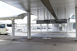 5.在櫃檯辦理手續之後，服務人員將帶領你前往租賃車輛所在的停車場。
