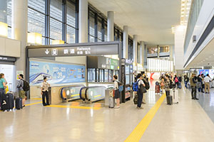 10.繼續往南翼前進，前方即是租車櫃檯。