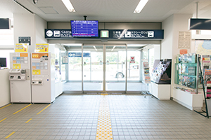 6.報到後從租車櫃台右手邊的出口走到外面。