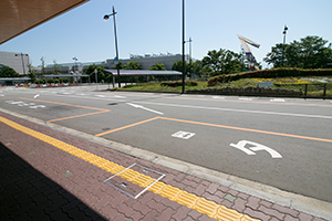 7.走出出口後，可看見內側被黃線圍住的地點。