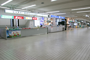 8.報到後從租車櫃台右手邊的出口走到外面。