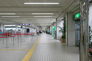 3.【國際線的情況】以各航空公司的登機報到櫃台位於左手邊的方向直走。