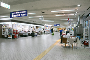 4.【國際線的情況】看到商店後繼續直走。