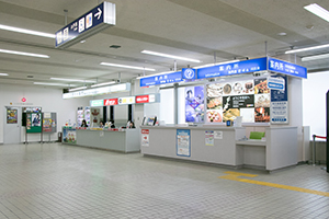 6.【國際線的情況】朝諮詢處旁的旅客服務中心前進。