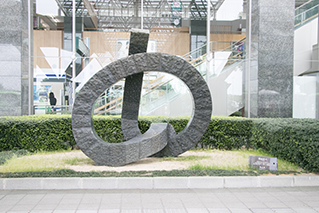 能登空港にある石のオブジェ「ゆめのと」