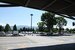 6.穿越斑馬線前往停車場。