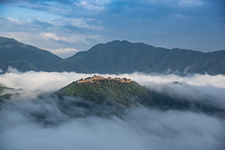 但馬空港から車で約1時間の竹田城