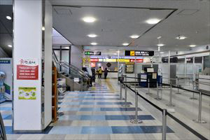 2.租車接待櫃台位於國際線出關口的正面，從國內線出關口前往時，必須走到建築物的相反側。