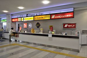 3.前往預約的租車接待櫃台辦理報到。若櫃台無員工在場時，請使用櫃台上的電話聯絡，或是直接致電營業所。