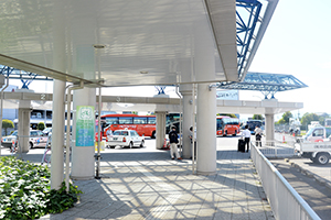 10.接駁車上車處就在走出出口後的正面。