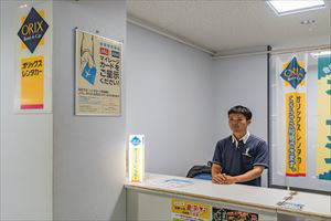 2.前往出入口附近的租車櫃台，租車公司將提供接送服務。