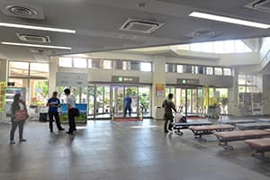 1.離開到達門後，響應會因您計劃使用的租車公司而異。