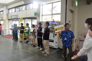 7. [使用其他租車公司時]我們將與在到達大廳等候的租車公司工作人員交談並接受他們。