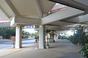 4. [ORIX租車宮古島機場櫃檯]走到外面，到右側。