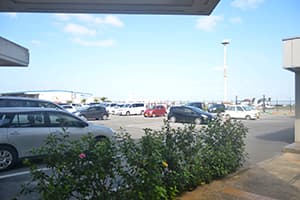 5. [歐力士租車宮古島機場櫃檯]大樓旁有停車場。