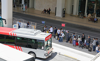 由於巴士乘車處在室外