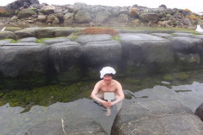 水無海浜温泉で入浴している男性