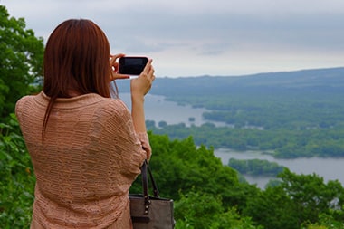 日暮山(ひぐらしやま)展望台で写真を撮る女性