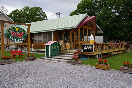 ピカタの森アイス工房の外観