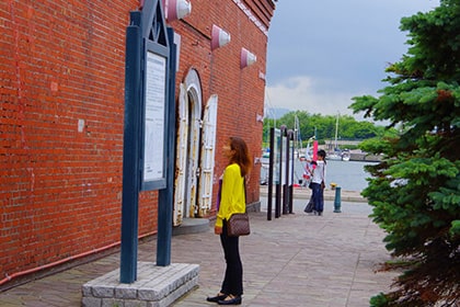 赤レンガ倉庫群を歩いている女性