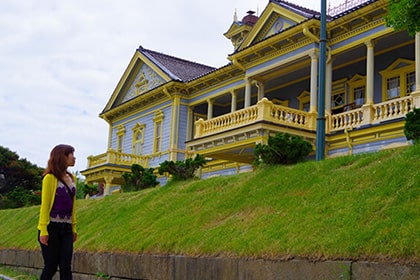 旧函館区公会堂を歩く女性