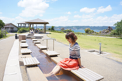 足湯に浸かる女の人