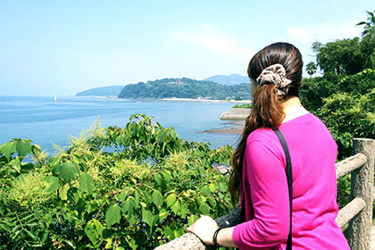海景色を見る女性