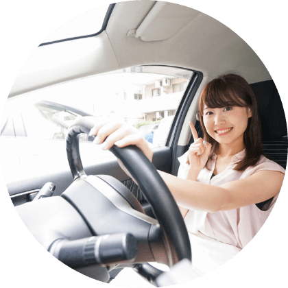 レンタカーを運転する女性