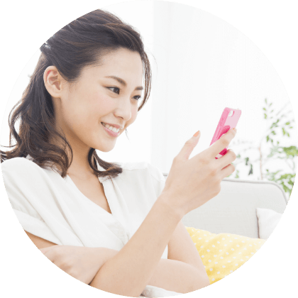 スマホで予約する女性