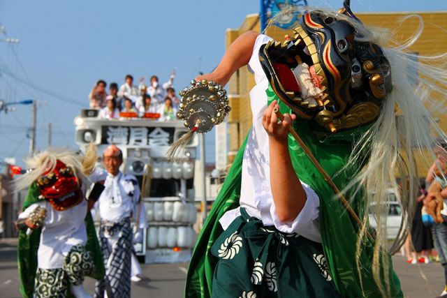 從明治時代流傳下來的舞獅與山車同台較勁。「厚岸夏祭」即將登場