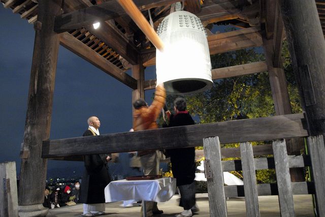 除夕夜在高台寺敲響「除夕之鐘」，送走舊的一年