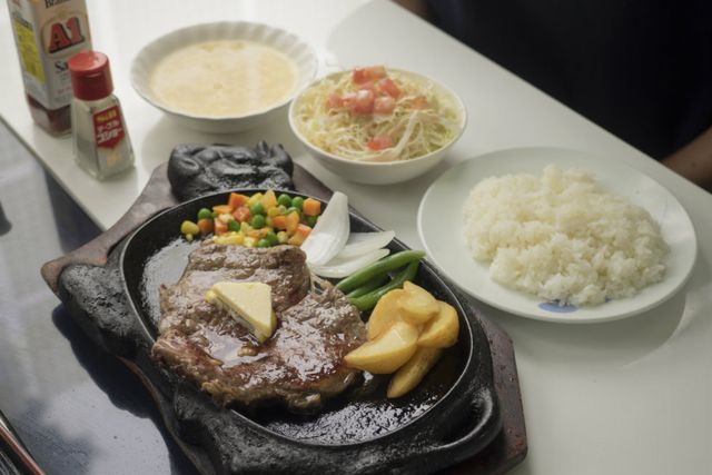在24小時營業的沖繩食堂，從牛排到當地美食都能享用到