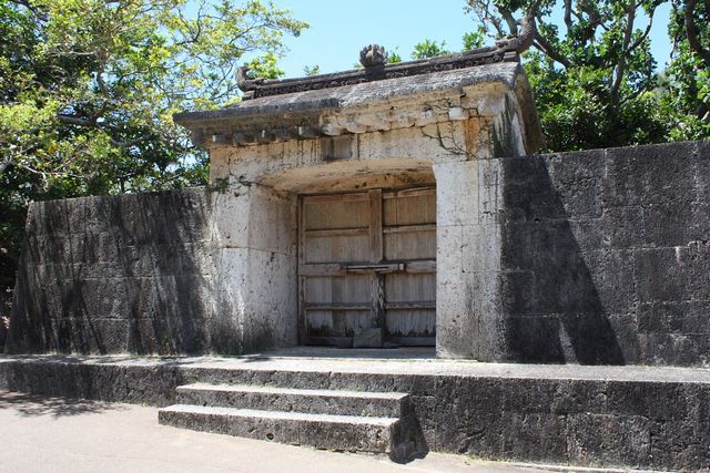 園比屋武御嶽石門