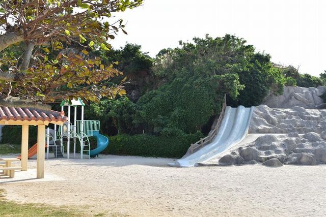 能欣賞絕美海景的溜滑梯小秘境！泊城公園交通指南
