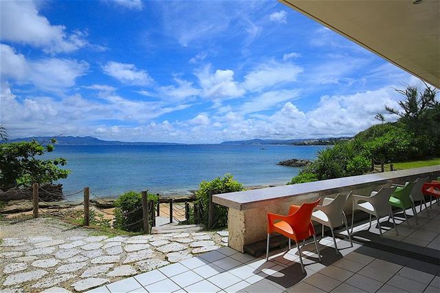 享受絕佳景色！沖繩恩納村的絕景咖啡餐廳5大精選