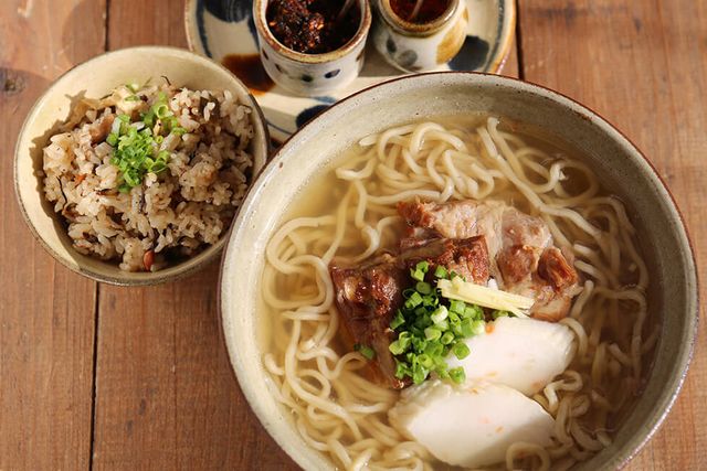風味高雅的「鹽味三層肉」吃起來很清爽。在屋齡50年的古民家享
