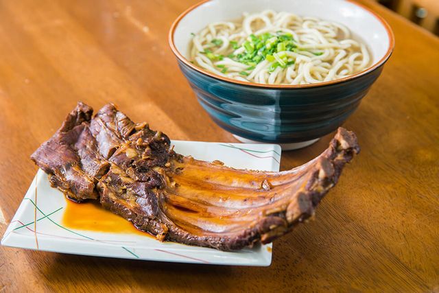 原本在做海產料理的店主以味道決勝負。