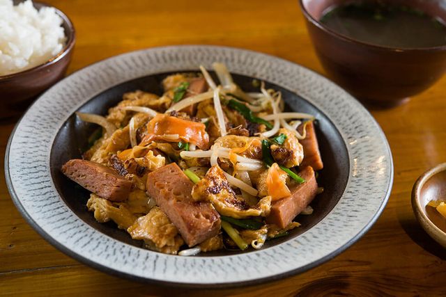 講究事先調味的什錦炒麵麩。在木紋風格的寬敞店內消除旅行疲勞