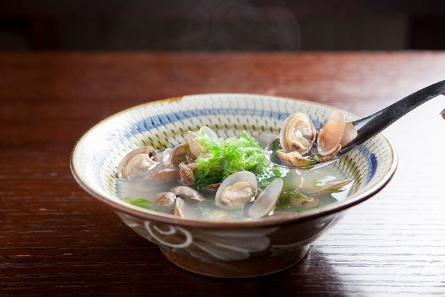 店貓與寧靜的海濱在此迎接客人。熱帶小木屋風的居酒屋