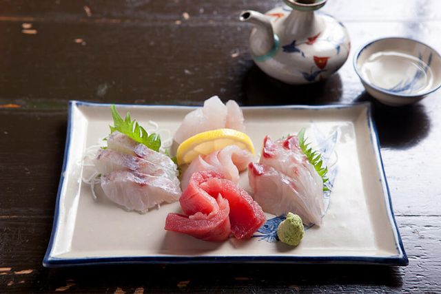 每早都前往魚市場採購。以新鮮在地魚自豪的沖繩居酒屋