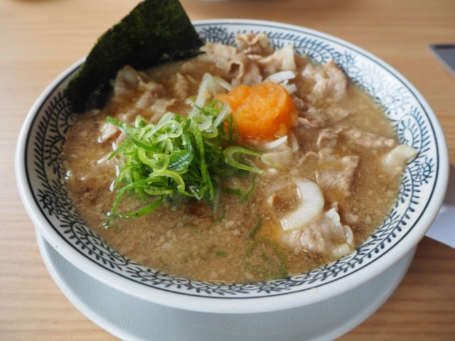 沖繩也吃得到熟成醬油湯頭，滿滿肉片濃厚卻爽口的「丸源拉麵」