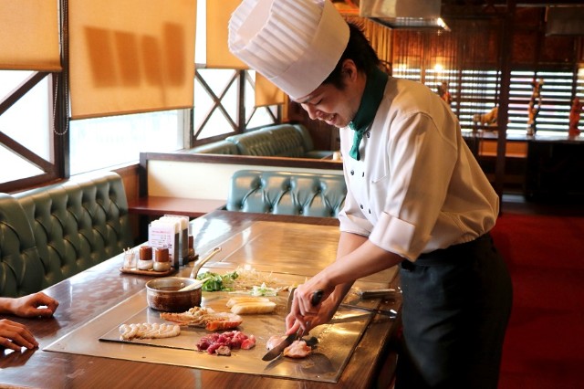 在眼前上演的美食秀，美國村鐵板燒老店「Steak House